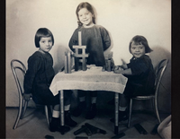 Drei-Toechter-am-Tisch-2_©RiseAndShineBerlin.png