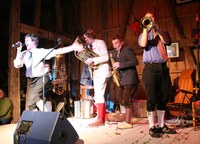 Saisonstart mit holstuonarmusigbigbandclub, Tapete und Sonic Cafe