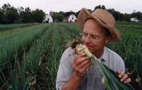Farmer John – Mit Mistgabel und Federboa