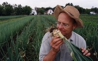 Farmer John – Mit Mistgabel und Federboa