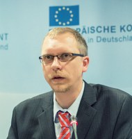 Neue Spielräume – Putin's Russia and the European Far Right – Putins Russland und die extreme Rechte in Europa